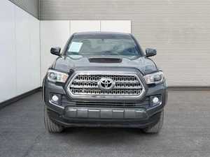 Toyota Tacoma TRD Sport V6 3.5L Automática Usada de 2016, Camioneta de 5 Plazas, Color Gris Oscuro - Product Image 1