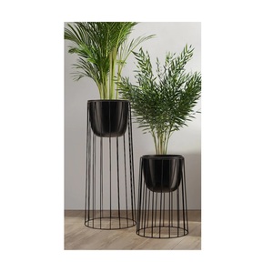 Jardinières en métal noir avec forme triangulaire support doré jardinières de décoration intérieure jardinière en gros pour une utilisation dans le jardin - Product Image 4