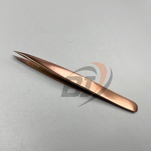 Pinzas de cejas de acero inoxidable de marca personalizada con punta puntiaguda y diseño de plasma de oro rosa negro para depilación - Product Image 4