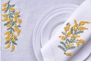 Ensemble de sets de table et de serviettes en lin blanc avec broderie personnalisée de fleurs de mimosa jaunes pour la maison, le restaurant, le mariage - Sets de table lavables avec ourlet festonné - Product Image 2
