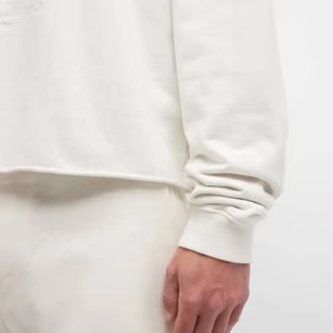 เสื้อฮู้ดดี้ผู้ชายทรงสลิมฟิตแบบครอป สีพื้น ผ้าฝ้าย ปักโลโก้ได้ ตัดขอบดิบ - Product Image 3