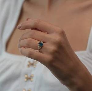 Bague de fiançailles et de mariage classique pour femme en argent sterling 925 plaqué or avec topaze bleue de Londres taille ovale - Product Image 5