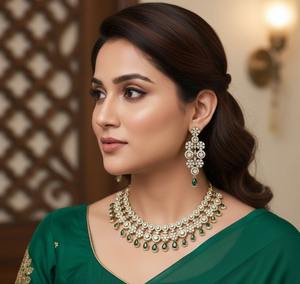 Conjunto de Collar y Aretes de Perlas Esmeralda Royale en Oferta, para Eventos Formales y Vestimenta de Noche, Disponible al Mejor Precio - Product Image 1