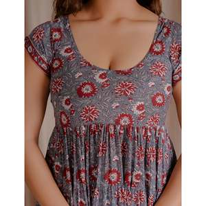 ชุดเดรสผ้าฝ้ายมัลมัลสีเทาพิมพ์ลายด้วยมือ สวมใส่สบาย เหมาะสำหรับออกงานกลางคืน ออกแบบตามสั่ง ไซส์พลัส ระบายอากาศได้ดี ทรงเอ็มไพร์ ฟรีไซส์ - Product Image 2