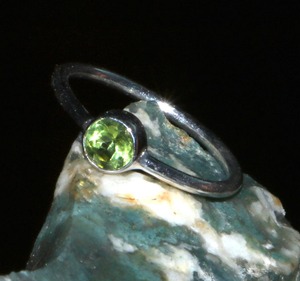 Bague en argent sterling 92,5 avec pierre précieuse péridot vert, bijoux faits à la main, cadeau de naissance d'août pour elle - Product Image 1