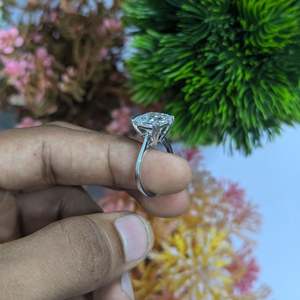 Bague solitaire à double griffe en diamant de laboratoire Princess 5,50 ct, certifiée IGI D-E-F VVSVS - Product Image 2