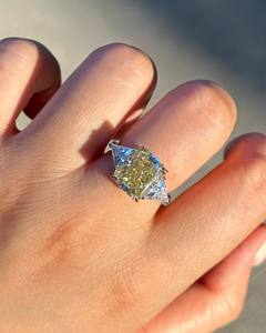 แฟนซีสี Lab ปลูกเพชรสามหินแหวนหมั้น 3.00 Ctw Radiant Cut Canary สีเหลืองแหวนเพชรทองคําขาวงานแต่งงาน VS1 - Product Image 6