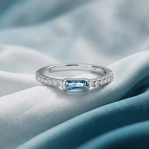 Bague d'anniversaire Jeulia personnalisée en zircon taille baguette, style délicat, pierre de naissance, motif Est-Ouest - Product Image 3
