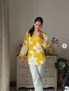 Mejor calidad 100% algodón Kurti corto para mujeres y niñas forma de cuello en V para ropa de fiesta fabricante indio precio al por mayor - Product Image 2