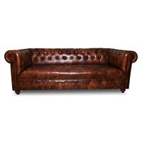 Sofá Chesterfield Clásico de Cuero de Cabra Marrón |   Espuma inflable de alta densidad para tres personas |   Diseño Antiguo para Villas y Hoteles