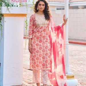 Ensemble Kurti élégant en coton avec pantalon confortable et Dupattas fluides exclusif pour les commandes en gros et les détaillants - Product Image 1