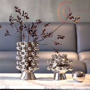 Jarrón Artístico de Metal para Mesa con Acabado de Primera Calidad, Ideal para Mesas Decorativas, Estantes e Interiores de Diseño - Product Image 5