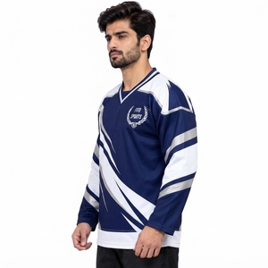 Maillot de hockey sur glace élégant, fabriqué avec un tissu durable et une construction confortable, offrant une finition soignée et des coutures robustes. - Product Image 3
