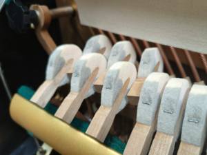 Piano Vertical Clásico Yamaha U1E, Importado de Japón, Artesanía Superior, Alta Calidad, Acabado Negro, Rendimiento Fluido - Product Image 5