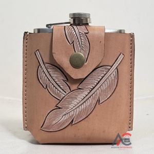 Petaca de cuero artesanal personalizada, Petaca de cuero genuino pintada a mano occidental con soporte de lazo para cinturón, cubierta de Petaca de piel de vaca - Product Image 1