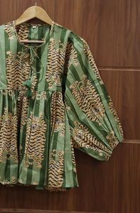 เดรสมินิเดรสสั้นพิมพ์ลายเสือเสื้อทูนิคคอลึกมีเชือกปิด - Product Image 4