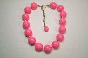 Collar de resina de estilo retro con detalles en metal - Product Image 2