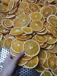 Cáscara y rodajas de naranja secas naturales de Vietnam, perfectas para la decoración para hornear y el embalaje de regalos - Product Image 5