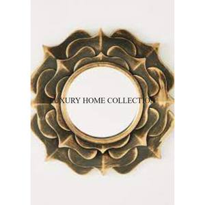 Cadre de miroir mural au design élégant et nouveau look en métal antique avec des sculptures florales subtiles et une touche moderne de finition en bronze luxueux - Product Image 1