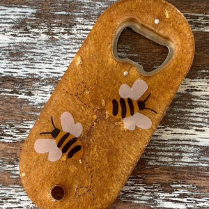 Elegante abrebotellas de resina con forma artística, perfecto para bodas rústicas, fiestas de campo y reuniones familiares al aire libre - Product Image 1