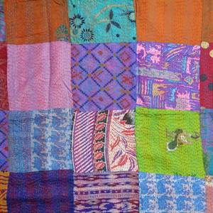 Écharpes imprimées de fabrication indienne Roopantaran, design élégant, fabriquées à la main, en coton Kantha de haute qualité, écharpes en soie réversibles, en solde - Product Image 3