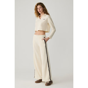 Pantalones deportivos urbanos Urban Beat Britta para mujer, con cintura elástica, pierna ancha y corte relajado - Product Image 3