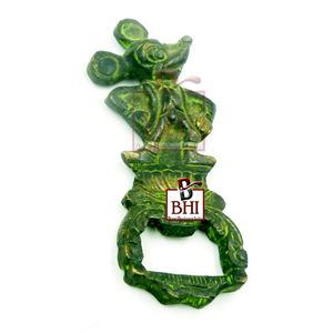 Ouvre-bouteille en laiton Accessoires de bar uniques Ouvre-bouteille en laiton Fixation murale "RAT" (110mm) - Product Image 1