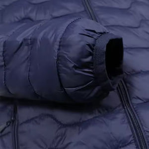 Chaqueta Acolchada con Capucha y Cremallera para Mujer, Transpirable, Rellena de Poliéster, Servicio OEM, Venta al por Mayor, Chaqueta de Invierno - Product Image 4