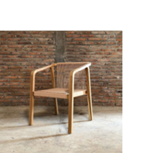 Chaise en teck au design minimaliste avec tressage en rotin naturel sur le dossier et l'assise pour salle à manger ou patio de maison ou de villa - Product Image 1