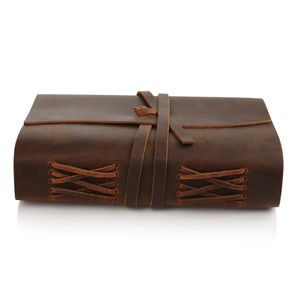 En lui donnant un look riche et intemporel La couverture marron foncé dispose d'une fermeture à cravate enveloppante unique qui garde vos notes en toute sécurité - Product Image 5