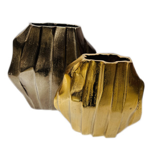 Vase à fleurs en aluminium coulé Art Déco, fait main et léger, pour la décoration intérieure et les hôtels de luxe - Product Image 3