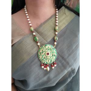 Ensemble pendentif Meenakari vert avec boucle d'oreille avec perles de perles pour les occasions de fête pour les femmes et les filles - Product Image 3