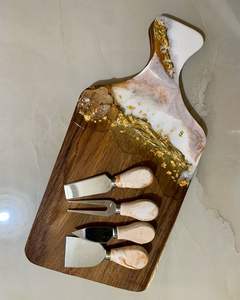 Planche à découper en bois et résine faite à la main avec un design océanique unique, parfaite pour la décoration de la cuisine et le service quotidien de la nourriture - Product Image 1