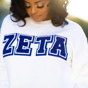 Zeta blanca vintage con letras de chenilla y algodón suave para miembros de la Hermandad Ropa griega unisex con estilo - Product Image 2