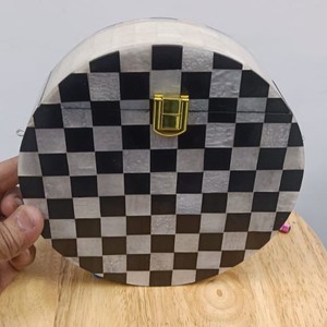 กระเป๋าคลัทช์เรซินอินเดียสำหรับผู้หญิงกระเป๋าคลัทช์แม่เหล็กประดับด้วยลูกปัดไรน์สโตนดีไซน์ทำจาก uttar Pradesh สำหรับใช้ในชีวิตประจำวัน - Product Image 5