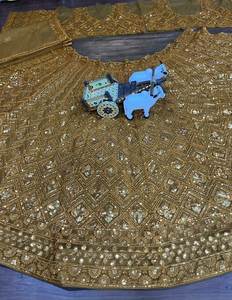 Vente en gros de lehenga choli de mariage en viscose, couleur or brillant, bordure en dentelle latkan, travail de broderie en filet papillon, orné de paillettes - Product Image 6