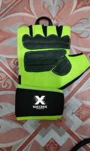 Guantes de Gimnasio Unisex Transpirables con Palma Acolchada, Cierre de Velcro Ajustable y Correa para la Muñeca para Levantamiento de Pesas, Ciclismo y Deportes al Aire Libre - Product Image 4