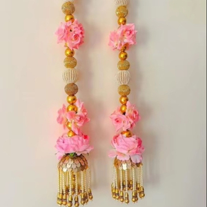 Guirnalda de borlas florales rosas, cuerdas de flores con cuentas hechas a mano para decoración de bodas indias, Mehndi, Sangeet, Haldi, telón de fondo de fiesta - Product Image 1