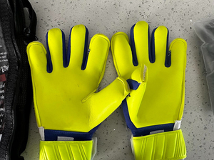Gants de gardien de but de football professionnels de nouvelle conception, en latex, imperméables, respirants, avec sangle de poignet réglable, doigts entiers - Product Image 1