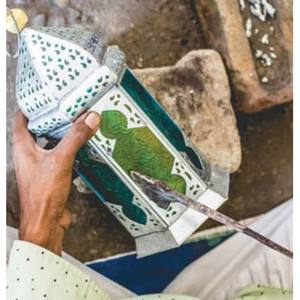 Lanternes en métal et en verre de couleur argent, lot de 3, rehaussent tout espace en ajoutant une touche architecturale et une ambiance raffinée. - Product Image 3