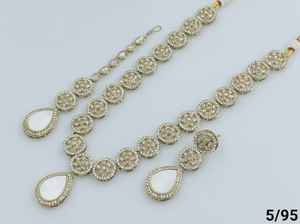 Colgante con forma de flor elegante nuevo diseño chapado en oro perla tradicional y Kundan tachonado collar largo pendiente Mangtika JewellerySet - Product Image 2