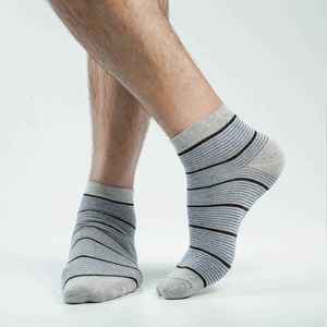 Vente en gros d'usine de chaussettes blanches décontractées de haute qualité pour hommes, en laine de coton tricotée avec logo personnalisé - Product Image 5