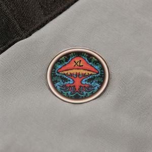 Étiquettes thermocollantes en tissu tissé écologiques personnalisées avec bord découpé au laser pour les étiquettes principales des vêtements - Product Image 1