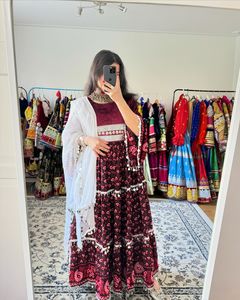 Robe de fête de mariage en velours afghan traditionnelle brodée pour femmes Salwar Kameez en soie faite à la main taille personnalisée en coton en vente - Product Image 4