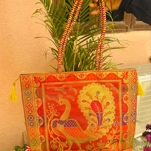 Sac fourre-tout élégant en brocart fait main, orné d'un motif royal de paon tissé dans des nuances riches d'or orange, de rouge et d'accentuations royales. - Product Image 1