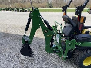 Tractor Usado John Deere de 70HP con Cargador Frontal Verde y Motor - Product Image 2