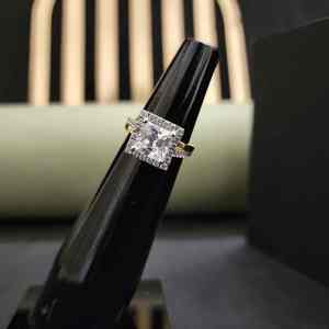 Anillo Unisex de Acero Inoxidable con Diamante Moissanite Corte Princesa de Lujo, Oro Sólido de 14KT, Diseño Único para Regalo de Cumpleaños - Product Image 1