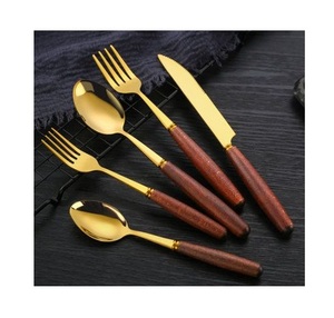 Ensemble de couverts en acier inoxydable durable et élégant avec des manches en bois lisses pour les repas quotidiens et les événements spéciaux - Product Image 2