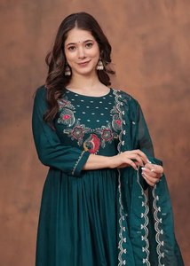 Elegante Conjunto de Tres Piezas de Ropa Étnica para Mujer, Top y Falda Bordados en Seda de Rayón y Dupatta de Organza, para Ocasiones Festivas - Product Image 2