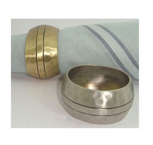 Ensemble de 4 anneaux de serviette en laiton martelé, design métallique texturé artisanal pour une décoration de table rustique et élégante - Product Image 4